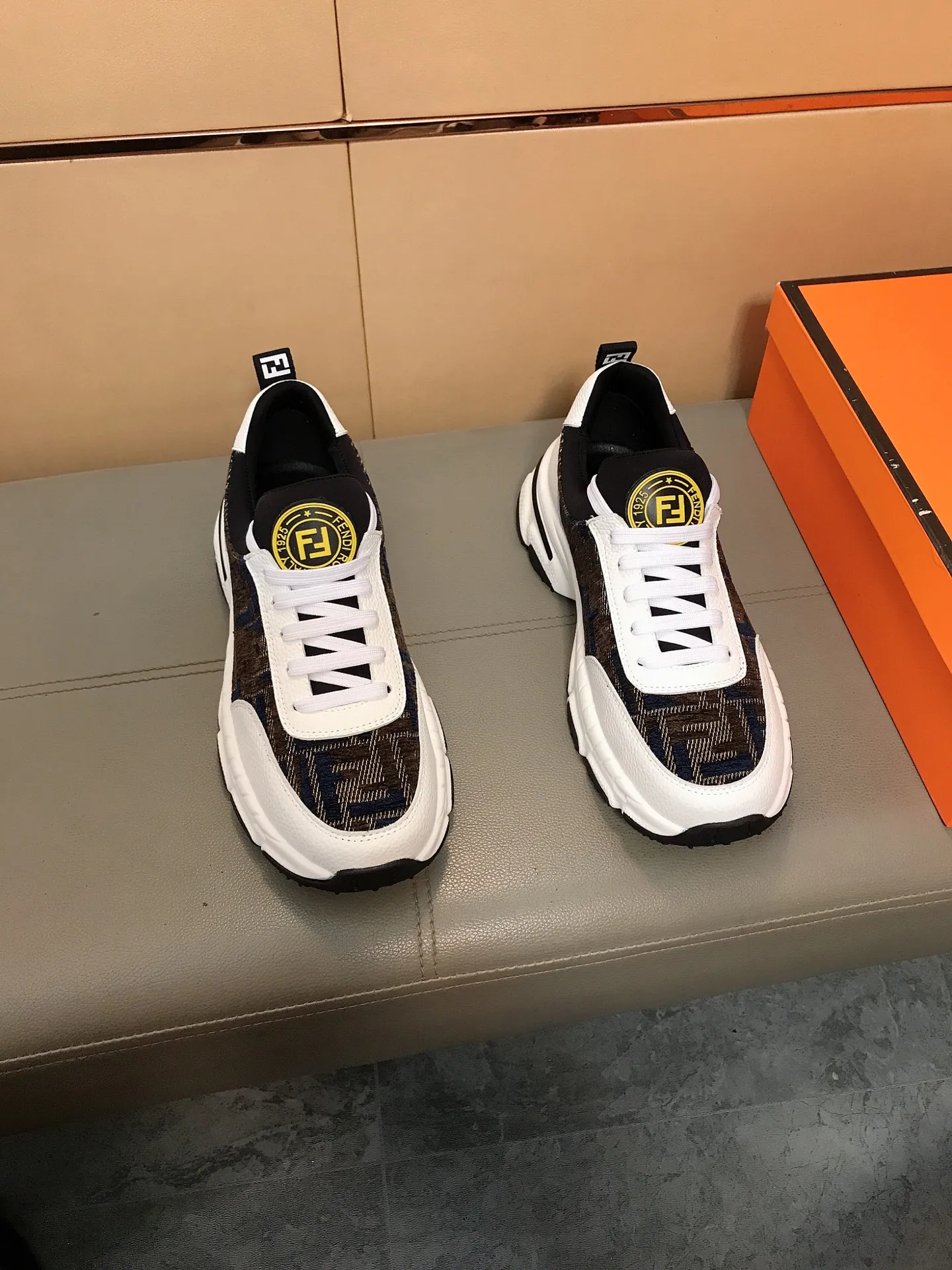 Factory price 442 💥💥🔺🔺FENDI [Fendi] Men’s new casual shoes are a hit! , that kind of calm connotation️elegant taste is indescribable to start the journey of fashionable shoes💍💍to cope with various occasions calmly! The momentum of the big names speaks for itself! Comfortable and comfortable on the feet! Materials: Imported printed materials, stitched with cowhide design, sheepskin feet, a fashion must-have! Code number: 38-44
